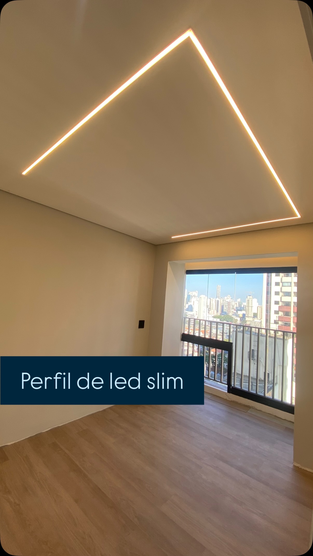 Sala reformada com iluminação linear no teto