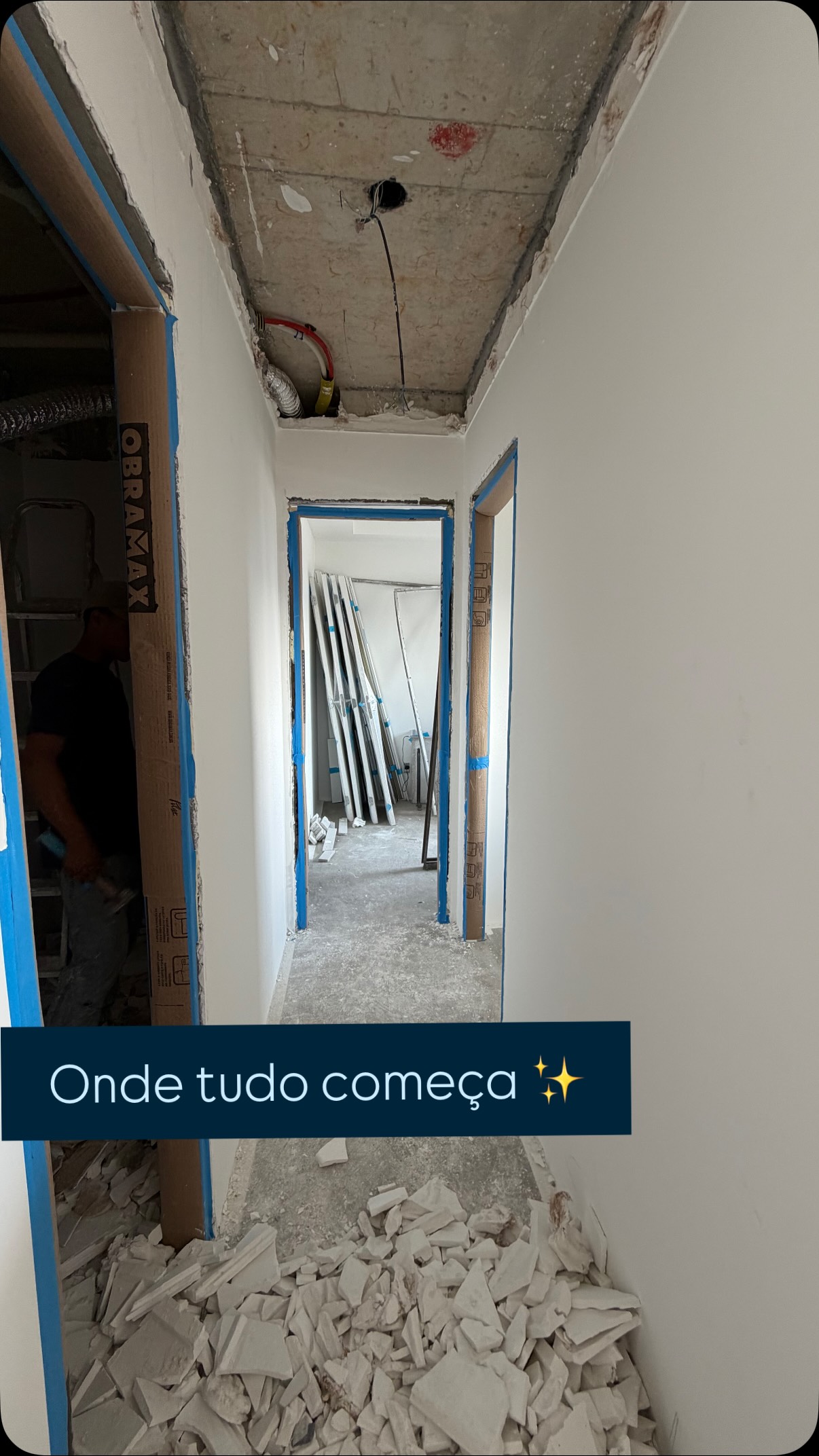 Corredor de apartamento em obra com proteção das portas