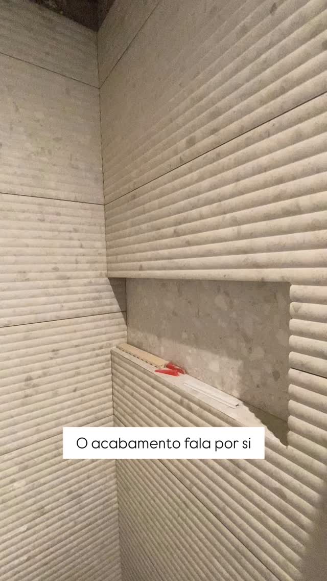 Revestimento claro instalado em banheiro